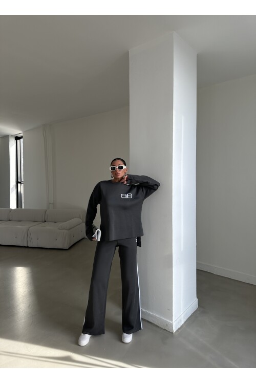 Комплект из двойного трикотажа из свитера и брюк