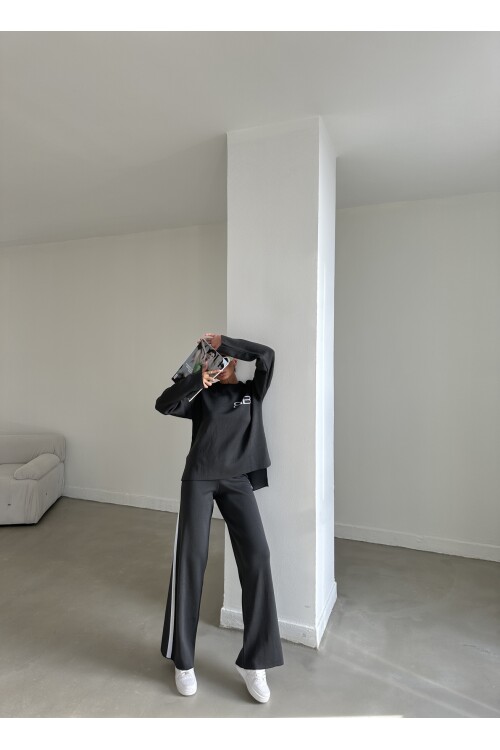 Комплект из двойного трикотажа из свитера и брюк