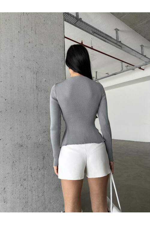 Укороченный трикотаж с завязками спереди