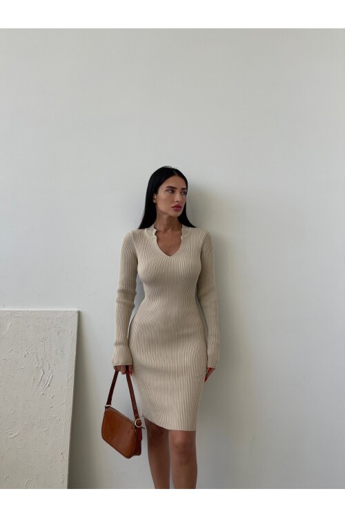 Трикотажное платье с воротником