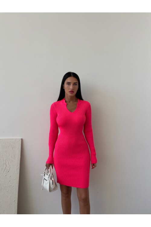 Трикотажное платье с воротником