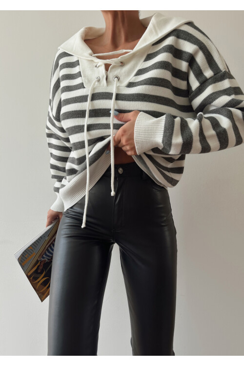 Yakası Bağcıklı Şeritli Triko Kazak