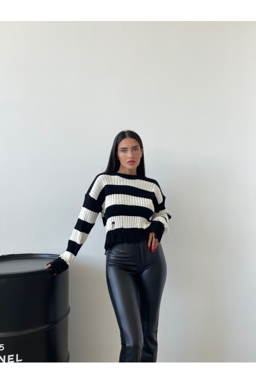 سترة محبوكة مخططة وممزقة