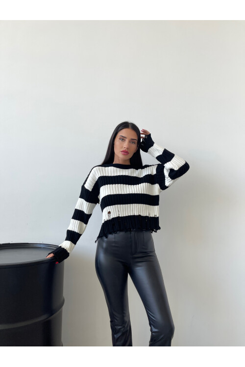 سترة محبوكة مخططة وممزقة