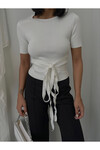 Трикотажная блуза с короткими рукавами и поясом на талии