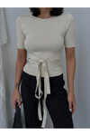 Трикотажная блуза с короткими рукавами и поясом на талии