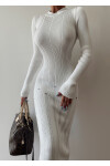 Трикотажное платье с длинными рукавами и рваными деталями